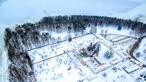 Kaunas, Lituania: Monasterio e Iglesia de Pazaislis en invierno — Foto de Stock