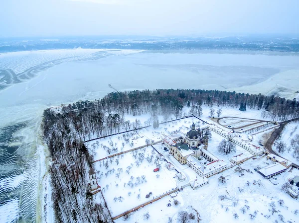 Kaunas, Litva: Atrakce Pazaislis klášter a kostel v zimě — Stock fotografie