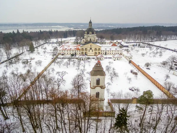 Kaunas, Litauen: Pazaislis-Kloster und Kirche im Winter — Stockfoto