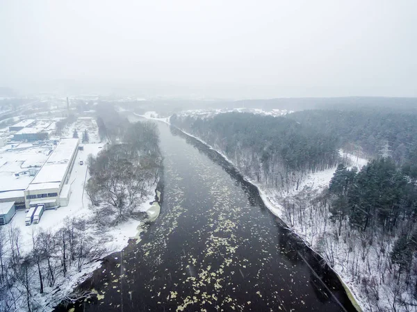 Sněží v Vilnius, Litva, letecký pohled shora řeky Neris — Stock fotografie