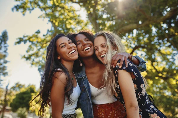 Retrato de un grupo multiétnico feliz de amigas sonrientes: mujeres riendo y divirtiéndose en el parque en un día soleado — Foto de Stock