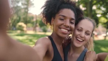 Mutlu, çeşitli kadın arkadaşlarının gülümseyen portresi. Kameraya bakıyor, parkta selfie çekiyor ve gülüyor.