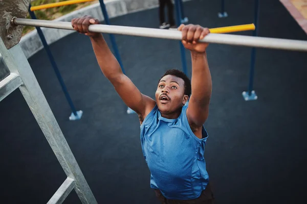 Adatto giovane nero che fa pull up in una palestra all'aperto — Foto Stock