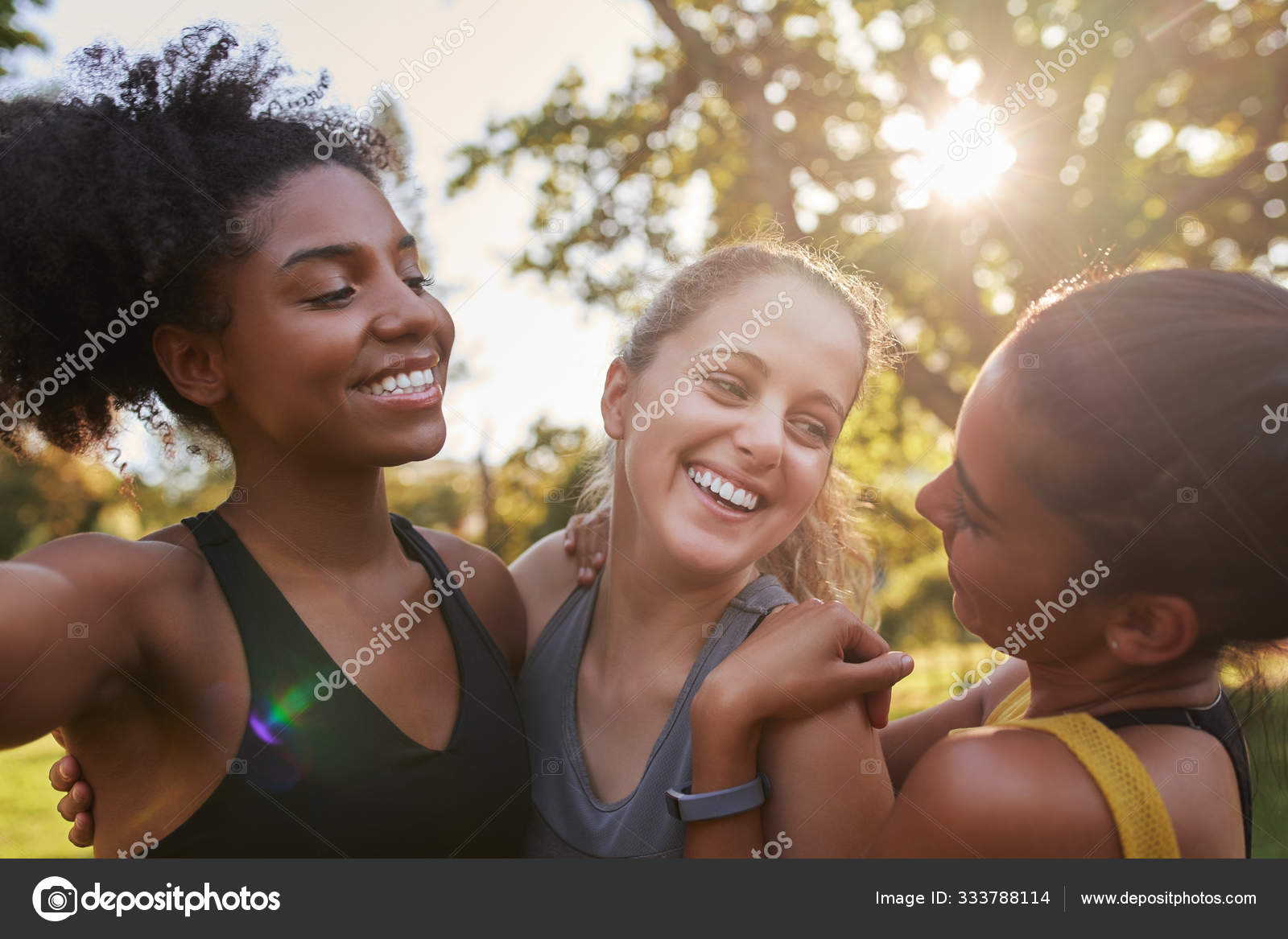 Grupo De Diversas Amigas Sorrindo E Se Divertindo Juntas No Dia Ensolarado No Parque Amigos Fitness Felizes Rindo Umas Com As Outras Em Um Dia Ensolarado Stock Photo C Stratfo 333788114