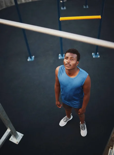 Ajuste seguro joven afroamericano que se prepara para el entrenamiento en la barra horizontal en el parque de calistenia —  Fotos de Stock