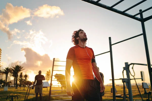 Jovem determinado atleta masculino motivando-se a fazer exercício - jovem fazendo exercício no ginásio ao ar livre — Fotografia de Stock