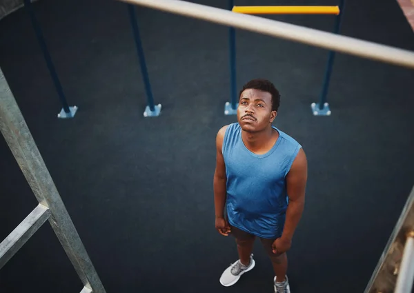 Vista de ángulo alto de un joven deportivo que se prepara para hacer pull-ups en un bar en el gimnasio al aire libre en el parque - copyspace —  Fotos de Stock