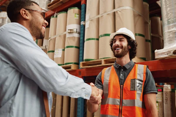 Giovani partner si congratulano a vicenda per il nuovo affare mentre si trovano in una fabbrica moderna — Foto Stock