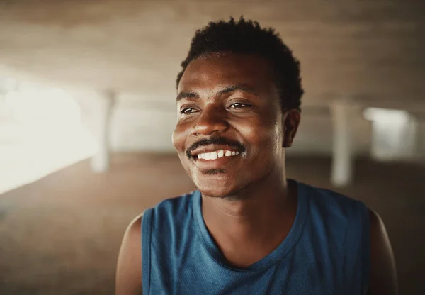 야외를 바라보는 행복 한 젊은 아프리카 계 미국인 운동 선수의 행복 한 모습 — 스톡 사진