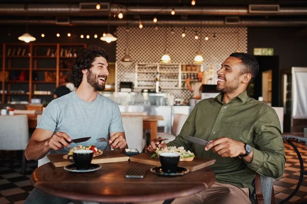 Amis appréciant la nourriture italienne brischetta dans le café avec café tout en riant pendant la conversation — Photo