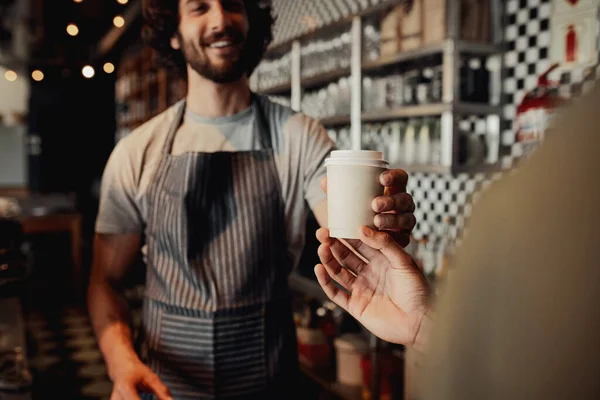 Een kop koude koffie serveren aan klant aan balie in café ober — Stockfoto