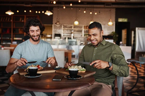 Amis appréciant la nourriture italienne brischetta dans le café avec café tout en riant pendant la conversation — Photo