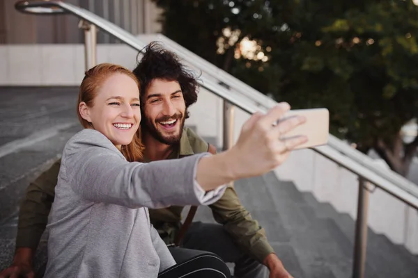 Pareja profesional feliz tomando selfie usando smartphone durante el descanso — Foto de Stock