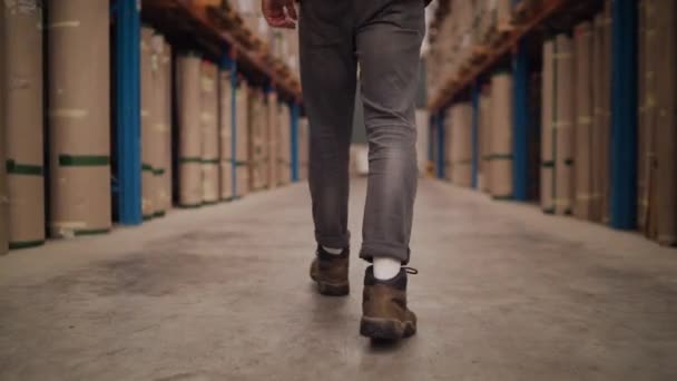 Après coup de travailleur d'usine professionnel marchant à travers un entrepôt de fabrication industrielle moderne — Video