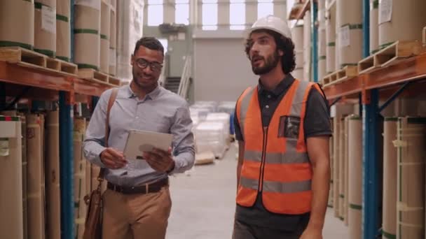 Equipe de gerenciamento de armazém diversa feliz apertando as mãos após verificar a distribuição na casa de armazenamento — Vídeo de Stock