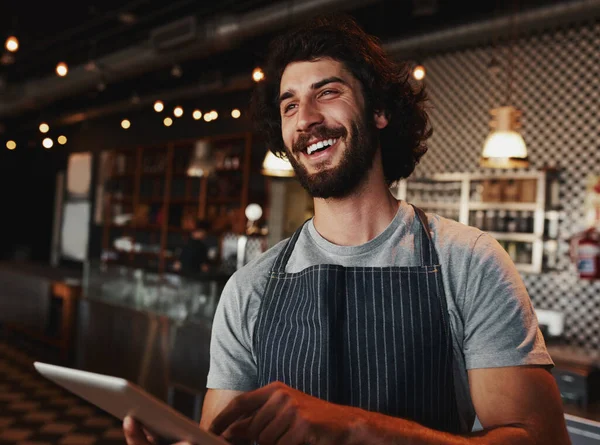 Bello caucasico proprietario di caffetteria ridere tenendo in mano tablet digitale — Foto Stock