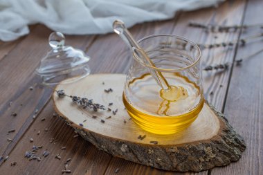 Kırsal ahşap arka planda ballı cam kavanozda bal.