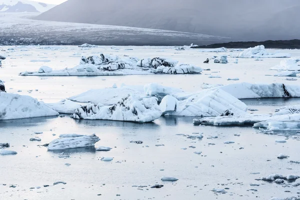 Veduta panoramica degli iceberg nella laguna del ghiacciaio, Islanda — Foto Stock