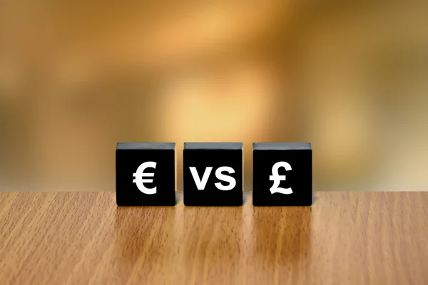 Euro w porównaniu do waluty Funt na blok czarny — Zdjęcie stockowe