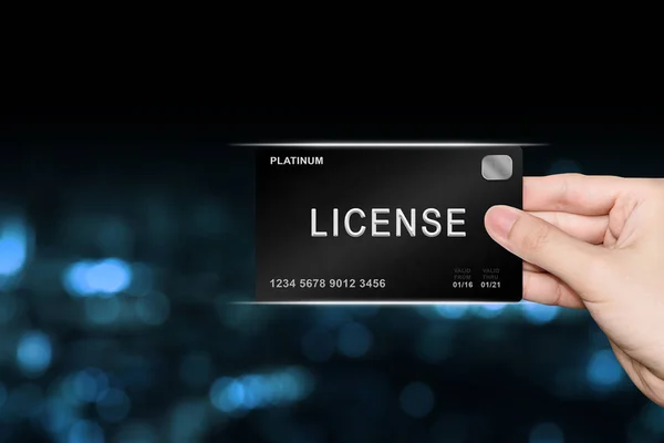 Hand podnoszenia licencji platinum card — Zdjęcie stockowe