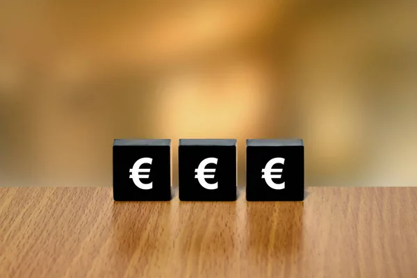 Eurowährung auf schwarzem Block — Stockfoto