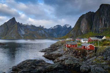 Norveç balıkçı köyü, Hamnoy Island, Reine, Lofoten, Norveç
