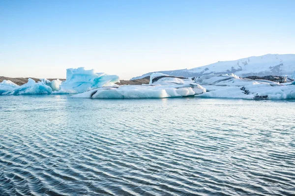 Мальовничий вид на айсбергів в льодовик лагуни, Ісландія — стокове фото