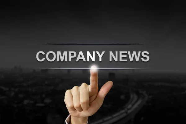 Unternehmen Hand drückt Firma News-Taste — Stockfoto
