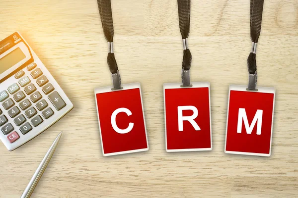 CRM i zarządzanie relacjami z klientami programu word na czerwony znaczek — Zdjęcie stockowe