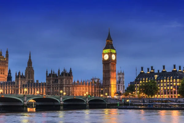 Big Ben y la Cámara del Parlamento, Londres, Reino Unido, en la noche del atardecer — Foto de Stock