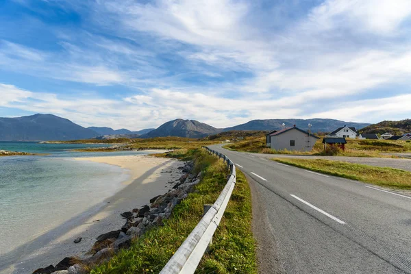 Асфальтовая дорога вдоль пляжа, Норвегия — стоковое фото