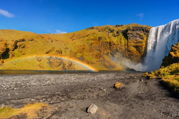 Skogafoss καταρράκτη με εφέ ουράνιο τόξο, Ισλανδία, ζεστό καλοκαίρι — Φωτογραφία Αρχείου