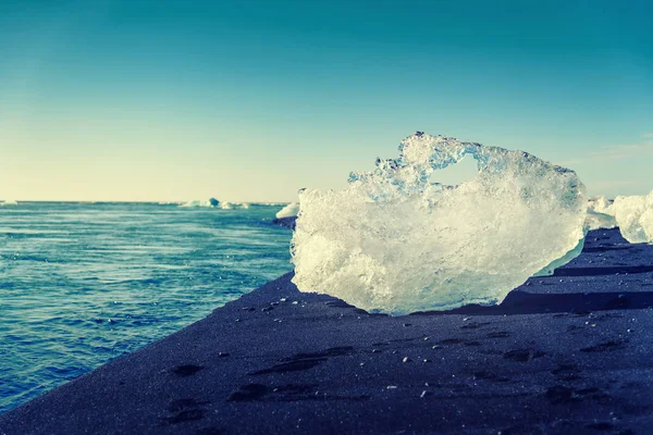 Iceberg blu nel lago ghiacciaio di Jokulsarlon, Islanda del Sud — Foto Stock