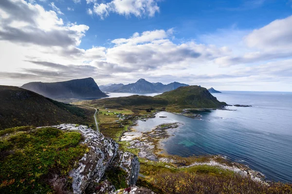 Widok piękny krajobraz górski z Morze Norweskie — Zdjęcie stockowe