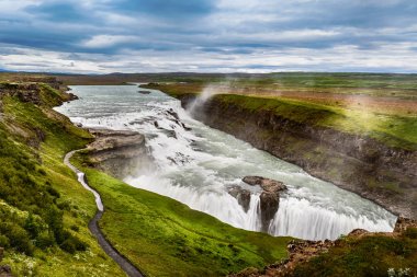 güzel şelale Gullfoss, İzlanda'daki ünlü dönüm noktası