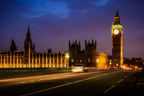 Torre del Reloj Big Ben y la Casa del Parlamento en la noche, Londres — Foto de Stock
