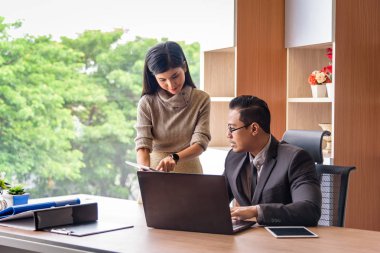 asya güzel sekreter ofiste patron yardım 