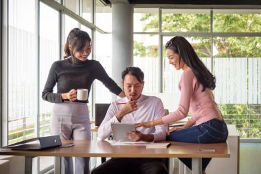 Genç Asyalı işadamı Office ekibi ile çalışma