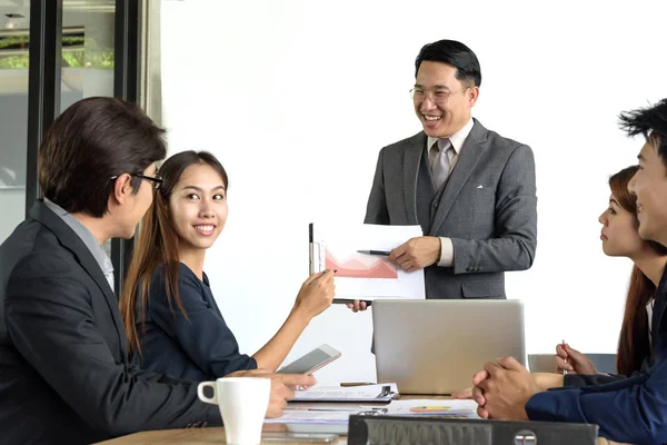 Asya işadamı mevcut finansal grafik ekibi ile