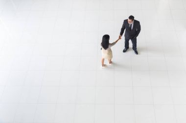 Asya iş adamları, erkek ve kadın, tebessüm ederek tebrik