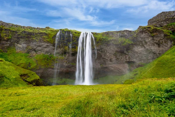 Cascada Seljalandsfoss en verano, Islandia — Foto de Stock