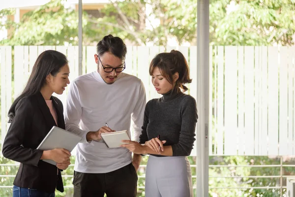 Genç Asyalı işadamları, erkek ve kadın, ekibiyle birlikte çalışma 