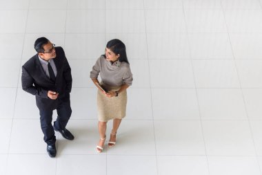 Asya iş adamları, erkek ve kadın, fikirleri hakkında konuşmak