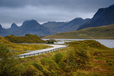 Asfalt eğri yol boyunca dağ, Lofoten, Norveç