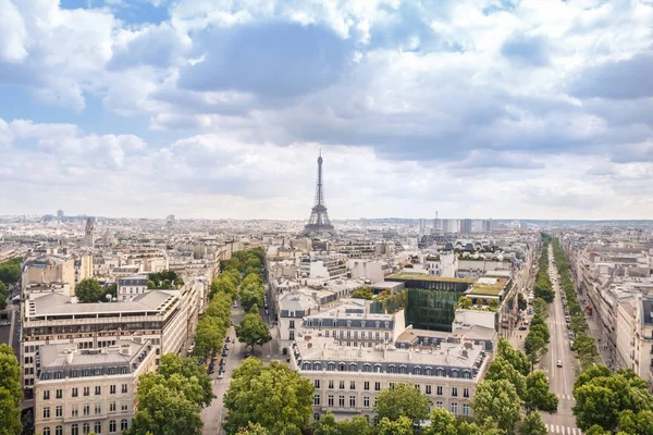 Вид на Париж с облачным голубым небом, Франция — стоковое фото
