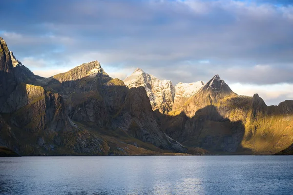 Piękne góry i jezioro krajobraz w rano, Norwegia — Zdjęcie stockowe