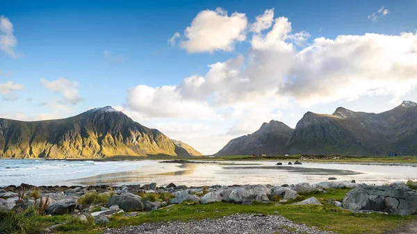 Piękny widok na plaży, Błękitne niebo, Lofoty, Norwegia — Zdjęcie stockowe