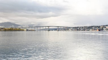 şehirde Tromso, Norveç köprü görünümü