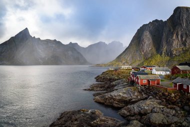 Norveç balıkçı köyü, Hamnoy Island, Reine, Lofoten, Norveç