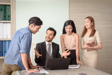 Beyaz işadamı sunmak projeyi ekibi ile 